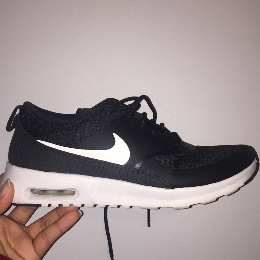 Black Nike air max thea